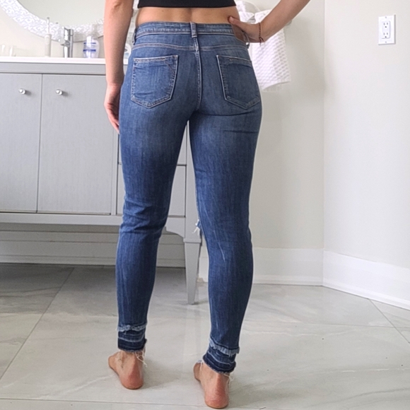 SUPER CUTE Zara Basic Denim Ripped Jeans with frayed, layered bottoms. - Picture 3 of 3